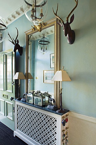 DESIGNER_BUTTER_WAKEFIELD__LONDON__THE_HALLWAY_WITH_RADIATOR_AND_MIRROR