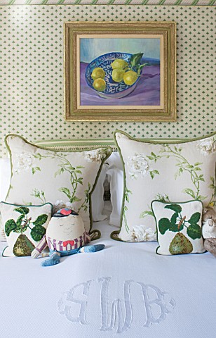 DESIGNER_BUTTER_WAKEFIELD__LONDON__CUSHIONS_ON_BED_WITH_PICTURE_ON_WALL__BEDROOM