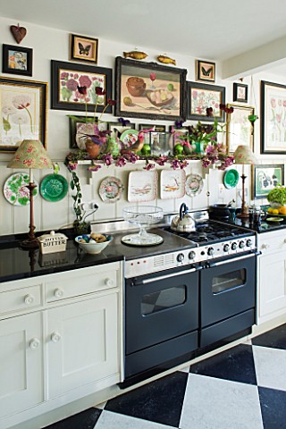 DESIGNER_BUTTER_WAKEFIELD__LONDON__THE_KITCHEN_WITH_BOTANICAL_PRINTS_ON_THE_WALLS_ABOVE_THE_COOKER