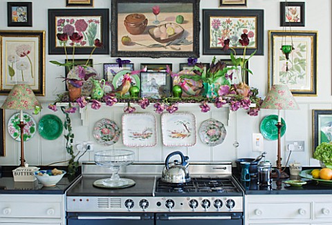 DESIGNER_BUTTER_WAKEFIELD__LONDON__THE_KITCHEN_WITH_BOTANICAL_PRINTS_ABOVE_THE_COOKER