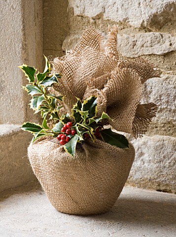 DESIGNER__JACKY_HOBBS__CHRISTMAS_DECORATION__CHRISTMAS_PUDDING_WRAPPED_IN_HESIAN__HOLLY_BERRIES_AND_