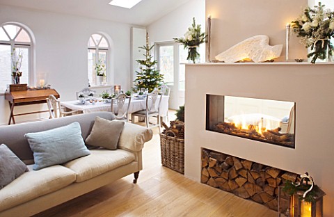 DESIGNER_JACKY_HOBBS__LONDON_DINING_LIVING_ROOM_AT_CHRISTMAS__FIREEPLACE__SOFA__TABLE_AND_CHAIRS_LAI