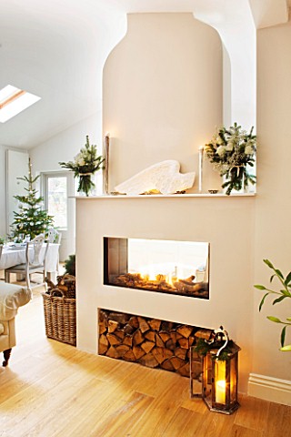 DESIGNER_JACKY_HOBBS__LONDON_DINING_LIVING_ROOM_AT_CHRISTMAS__FIREEPLACE__TABLE_AND_CHAIRS_LAID_FOR_