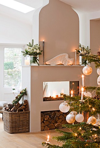 DESIGNER_JACKY_HOBBS__LONDON_LIVING_ROOM_AT_CHRISTMAS__CHRISTMAS_TREE_AND_BAUBLES_WITH_FIREPLACE_IN_
