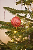 DESIGNER: JACKY HOBBS  LONDON: LIVING ROOM AT CHRISTMAS WITH BAUBLES ON CHRISTMAS TREE