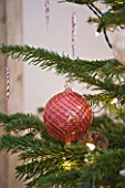 DESIGNER: JACKY HOBBS  LONDON: LIVING ROOM AT CHRISTMAS WITH BAUBLES ON CHRISTMAS TREE