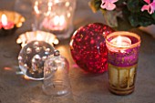DESIGNER: JACKY HOBBS  LONDON: THE LIVING ROOM AT CHRISTMAS WITH DINING TABLE SET WITH GLASS BALLS AND CANDLES