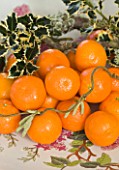BRUERN COTTAGES  OXFORDSHIRE: CHRISTMAS - BOWL OF SATSUMAS IN THE SITTING ROOM