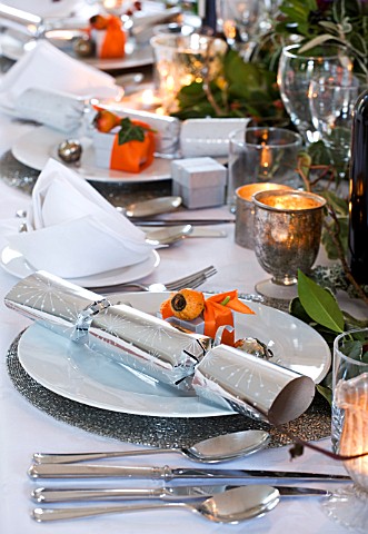 BRUERN_COTTAGES__OXFORDSHIRE_CHRISTMAS___PLACE_SETTING_WITH_CRACKER_ON_THE_DINING_TABLE