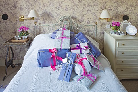 BRUERN_COTTAGES__OXFORDSHIRE_CHRISTMAS__BEDROOM_WITH_PRESENTS_ON_BED