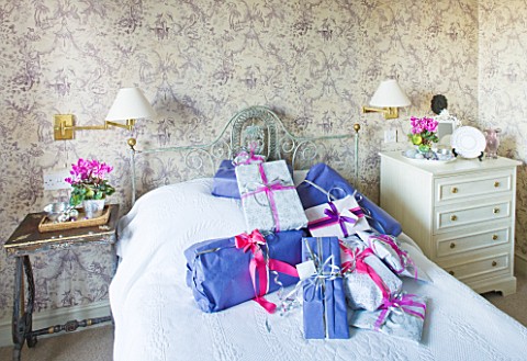 BRUERN_COTTAGES__OXFORDSHIRE_CHRISTMAS__BEDROOM_WITH_PRESENTS_ON_BED