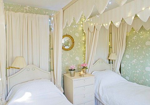 BRUERN_COTTAGES__OXFORDSHIRE_CHRISTMAS__THE_TWIN_BEDROOM_WITH_CANOPIED_TWIN_BEDS_CREAM_AND_GREEN_COL