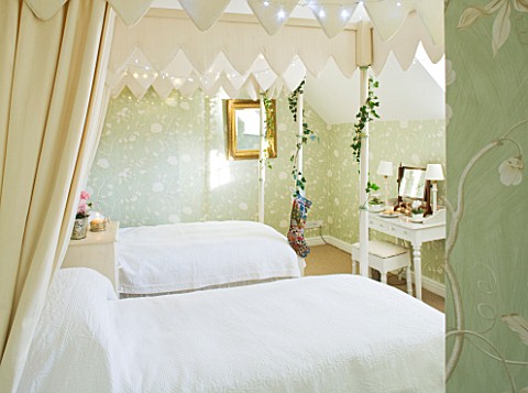 BRUERN_COTTAGES__OXFORDSHIRE_CHRISTMAS__THE_TWIN_BEDROOM_WITH_CANOPIED_TWIN_BEDS_CREAM_AND_GREEN_COL