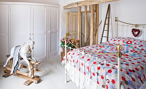 DESIGNER_CAROLYN_MINTY__GLOUCESTERSHIRE_BEDROOM_WITH_ROCKING_HORSE_AND_BED