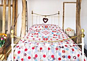DESIGNER CAROLYN MINTY  GLOUCESTERSHIRE: BEDROOM WITH BED - HEART AND IVY - CHRISTMAS