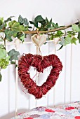 DESIGNER CAROLYN MINTY  GLOUCESTERSHIRE: BEDROOM WITH WOODEN HEART AND IVY - CHRISTMAS