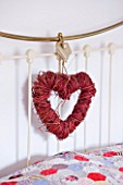 DESIGNER CAROLYN MINTY  GLOUCESTERSHIRE - WOODEN HEART ON BED