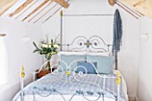 DESIGNER CAROLYN MINTY  GLOUCESTERSHIRE - GUEST BEDROOM WITH IRON BED