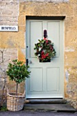 DESIGNER CAROLYN MINTY  GLOUCESTERSHIRE - THE FRONT DOOR OF THE HOUSE WITH FESTIVE WREATH