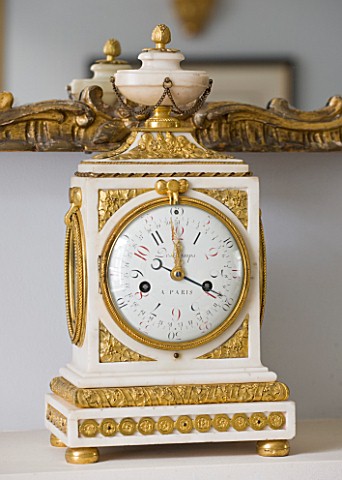 DESIGNER_JANE_CHURCHILL__ANTIQUE_FRENCH_CLOCK_ABOVE_FIREPLACE_IN_DRAWING_ROOM