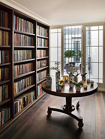 DESIGNER_JANE_CHURCHILL__THE_LIBRARY_WITH_SMALL_BLUE_AND_WHITE_GRASSHOPPER_POTS_PLANTED_WITH_ORCHIDS