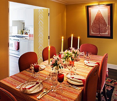 DESIGNER_JANE_CHURCHILL__THE_DINING_ROOM_WITH_KITCHEN_BEYOND__YELLOW_LINEN_WALLS__CUSTOMISED_CHAIRS_