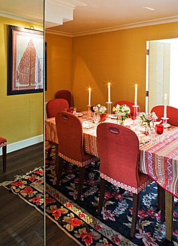 DESIGNER_JANE_CHURCHILL__THE_DINING_ROOM__YELLOW_LINEN_WALLS__CUSTOMISED_CHAIRS_WITH_WEBBING_AND_STU