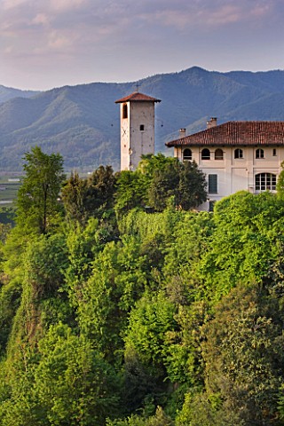 GARDEN_OF_PAOLO_PEJRONE__ITALY_VIEW_OF_THE_GARDEN_AND_HOUSE_WITH_MOUNTAINS_BEHIND