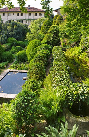 GARDEN_OF_PAOLO_PEJRONE__ITALY_THE_HOUSE_SEEN_FROM_THE_GARDEN_WITH_POOL_IN_FOREGROUND