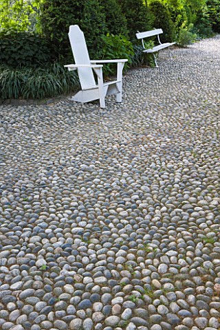 GARDEN_OF_PAOLO_PEJRONE__ITALY_COBBLED_PATH_WITH_WHITE_WOODEN_FURNITURE