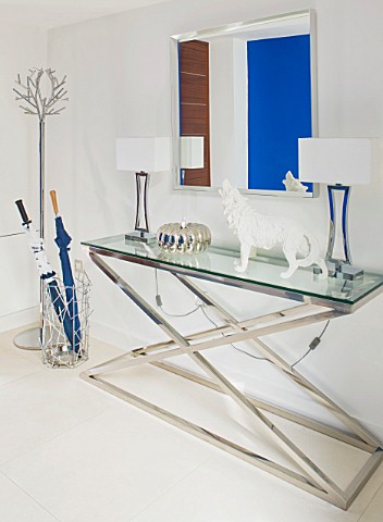 CAKE_BOY_HOUSE__LONDON_ENTRANCE_HALL_OF_HOUSE_WITH_BLUE_WALL_REFLECTED_IN_MIRROR_ALESSI_HAT_STAND_AN