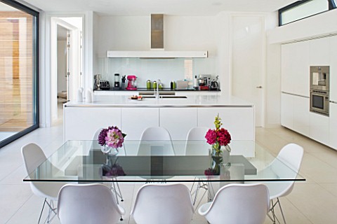 CAKE_BOY_HOUSE__LONDON_KITCHEN_TABLE_AND_WHITE_STREAMLINED_KITCHEN
