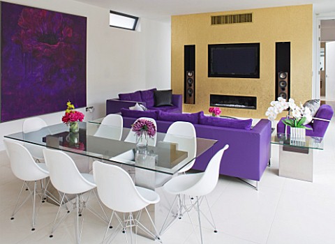 CAKE_BOY_HOUSE__LONDON_THE_INFORMAL_DINING_ROOM_WITH_TABLE__PURPLE_SUEDE_SOFA_AND_GOLD_LEAF_PAINTED_