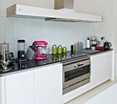 CAKE BOY HOUSE  LONDON: KITCHEN WITH STREAMLINED WORKTOP AND COOKER HOB