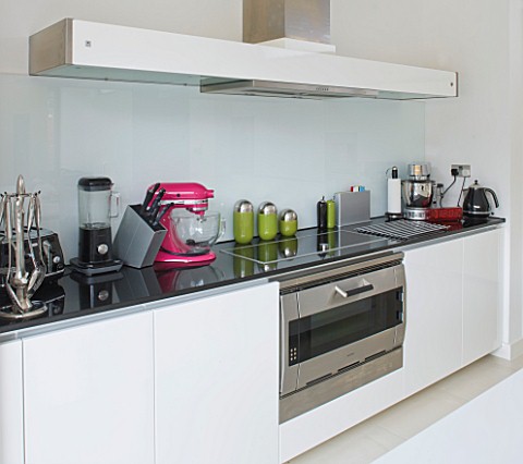 CAKE_BOY_HOUSE__LONDON_KITCHEN_WITH_STREAMLINED_WORKTOP_AND_COOKER_HOB