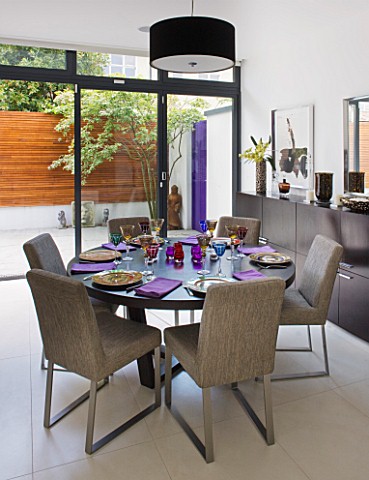 CAKE_BOY_HOUSE__LONDON_DINING_TABLE_WITH_SLIDING_DOOR_LEADING_TO_COURTYARD
