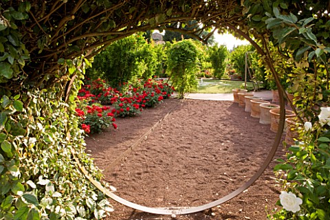 LE_JARDIN_DALCHIMISTE__PROVENCE__FRANCE_DESIGNERS__ERIC_OSSART_AND_ARNAUD_MAURIERES_VIEW_THROUGH_HED