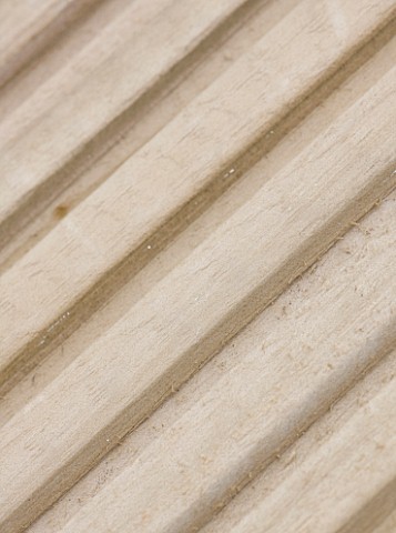 DESIGNER_CLARE_MATTHEWS__DECKING_PROJECT__CLOSE_UP_OF_A_DECK_BOARD_SHOWING_GROOVES