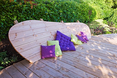 DECKING_PROJECT__DESIGNER_CLARE_MATTHEWS__DECK_WITH_DECK_CHAIRS_AND_CUSHIONS