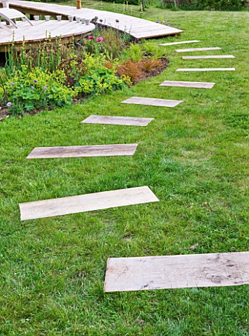 DECKING_PROJECT__DESIGNER_CLARE_MATTHEWS__STEPPING_STONE_PATH_MADE_WITH_DECK_BOARDS