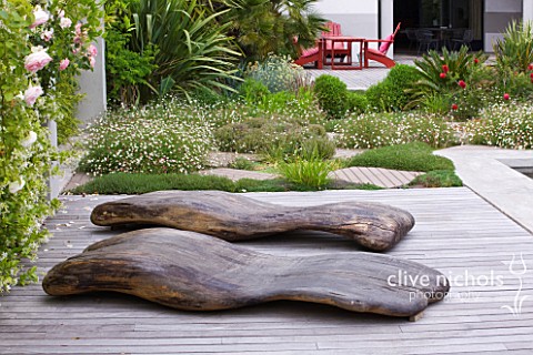 DESIGNER_DOMINIQUE_LAFOURCADE__PROVENCE__FRANCE_DECKING_BESIDE_THE_SWIMMING_POOL_WITH_CHAISE_LONGUES