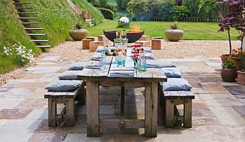 DESIGNER_CLARE_MATTHEWS__DEVON__PAVING_PROJECT__PATIO_WITH_TABLE_AND_CHAIRS_AND_GRAVEL_SEATING_AREA_