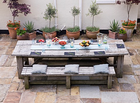 DESIGNER_CLARE_MATTHEWS__DEVON__PAVING_PROJECT__PATIO_WITH_TABLE_AND_CHAIRS