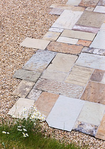 DESIGNER_CLARE_MATTHEWS__DEVON__PAVING_PROJECT__CLOSE_UP_OF_GRAVEL_AND_PATIO_MADE_FROM_SLABS