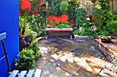 KARLA NEWELL GARDEN  BRIGHTON: SMALL TOWN GARDEN WITH SLATE TILED FLOOR  INSET WITH PEBBLES
