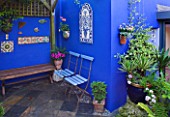 KARLA NEWELL GARDEN  BRIGHTON: SMALL TOWN GARDEN - COURTYARD WITH COBALT BLUE WALLS   BLUE CAFE CHAIRS  SLATE TILES