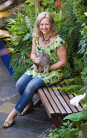 KARLA_NEWELL_GARDEN__BRIGHTON_KARLA_SITS_IN_THE_GARDEN_WITH_CAT_MIXIE