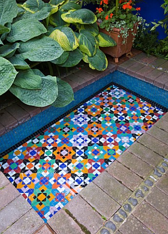 KARLA_NEWELL_GARDEN__BRIGHTON_SMALL_TOWN_GARDEN__MOSAIC_LINED_MOROCCAN_STYLE_POOL_SURROUNDED_BY_HOST