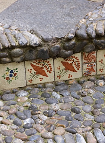 KARLA_NEWELL_GARDEN__BRIGHTON_SMALL_TOWN_GARDEN__SMALL_STEP_DECORATED_WITH_MEXICAN_TILES_AND_PEBBLES