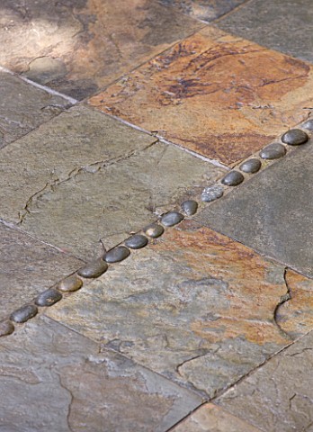 KARLA_NEWELL_GARDEN__BRIGHTON_SMALL_TOWN_GARDEN__SLATE_TILE_FLOOR_DECORATED_WITH_PEBBLES